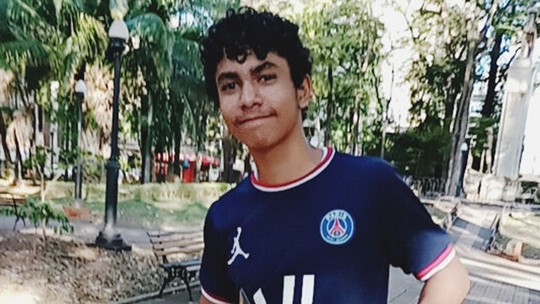 Adolescente foi obrigado a ajoelhar na brasa, amarrado com arame farpado e morto