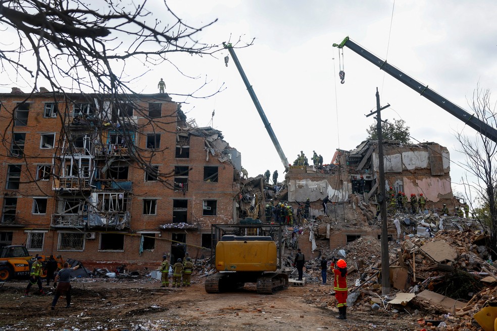 Trabalhos de resgate em edifício residencial em Pryluky, em Chernigov, na Ucrânia, atingido por ataque aéreo russo em 7 de outubro de 2026. — Foto: REUTERS/Valentyn Ogirenko