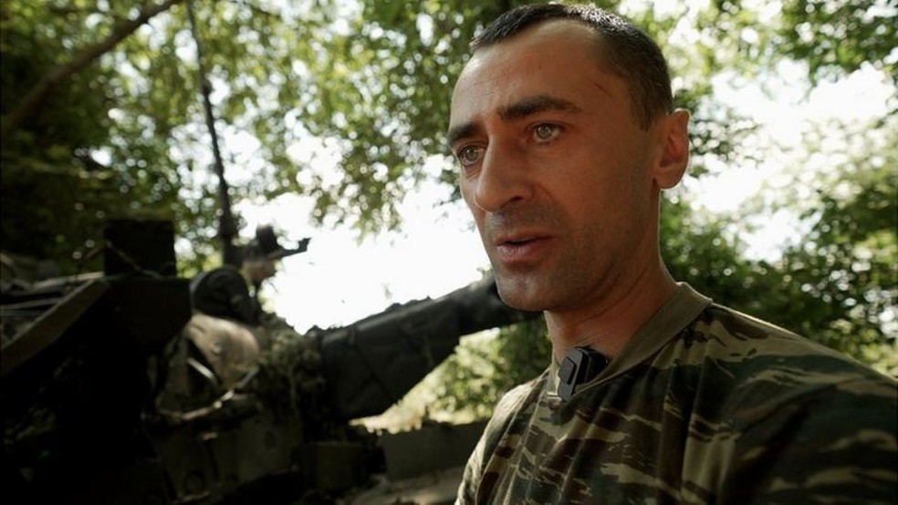 Serhii, engenheiro da linha de frente ucraniana, diz que é crucial consertar os tanques rapidamente, mas alguns estão além do reparo — Foto: MOOSE CAMPBELL/BBC