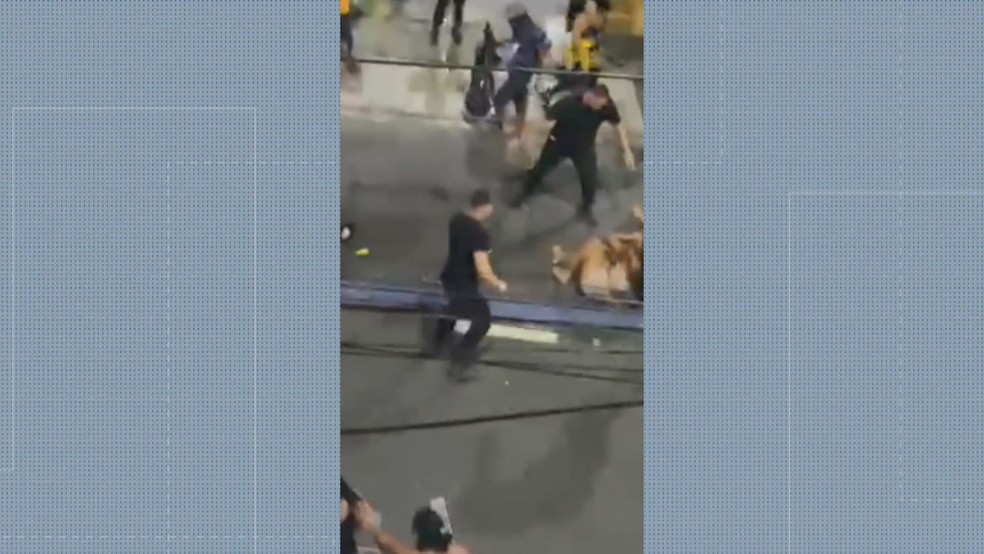 Uma das mulheres caída no chão — Foto: Reprodução/TV Globo