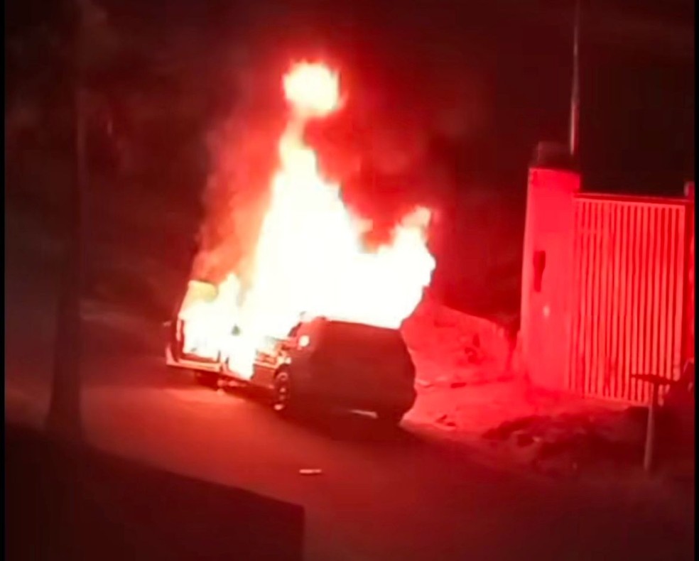 Carro ficou destruído após pegar fogo em Presidente Venceslau (SP) — Foto: Redes sociais