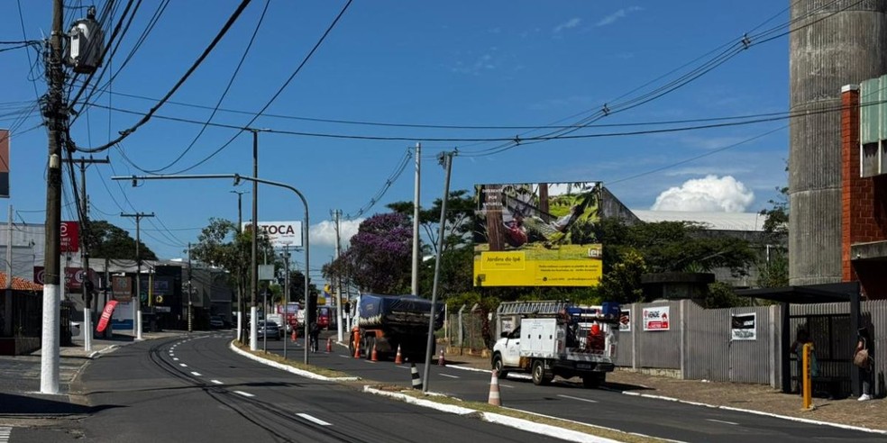 3 de 3
Poste caiu na Avenida Tiradentes, em Marília (SP), na madrugada desta segunda-feira (6). — Foto: Divulgação