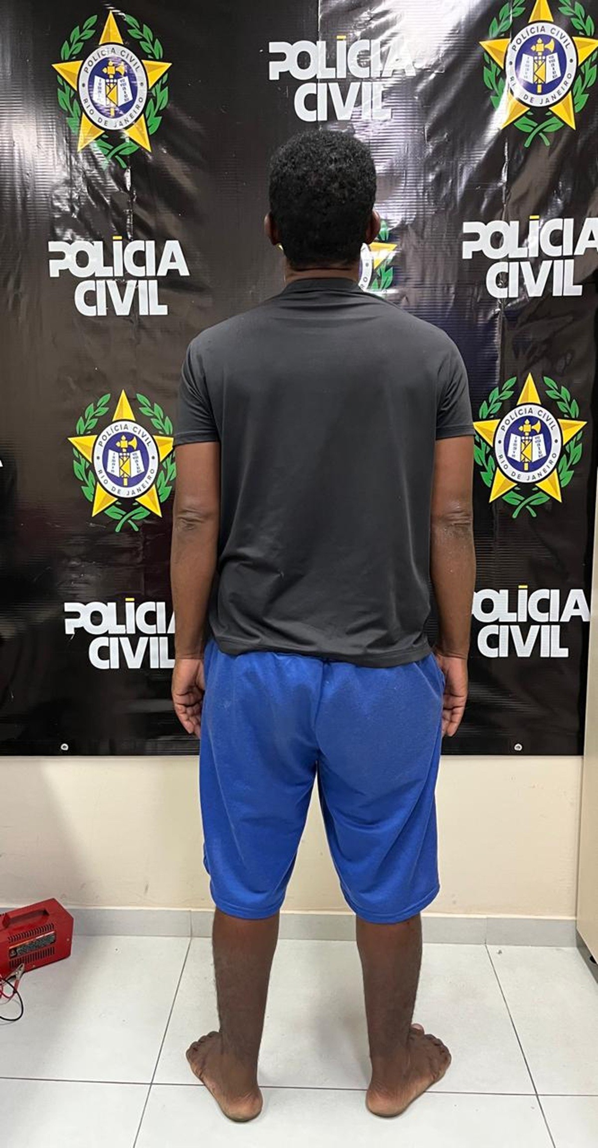 Homem suspeito de homicídio é preso após agressão perto da delegacia de Cabo Frio