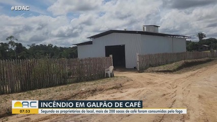 Mais de 200 sacas de café são consumidas em incêndio em galpão no interior do Acre
