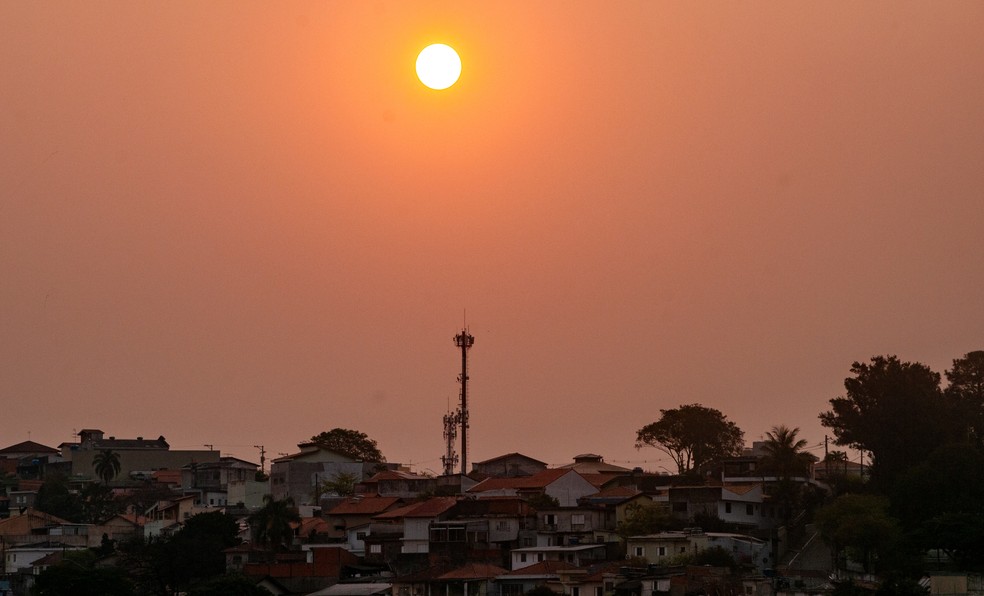Vista do pôr do sol no fim da tarde deste sábado, 7, no bairro de Perus, em São Paulo. — Foto: ROBERTO COSTA/CÓDIGO19/ESTADÃO CONTEÚDO