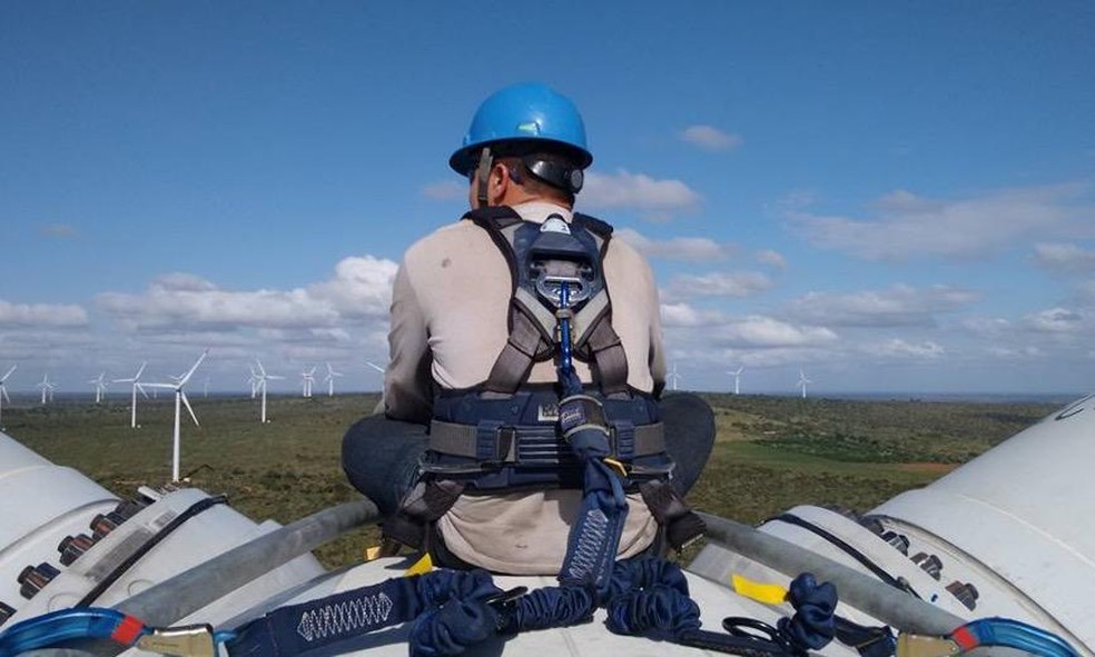 Trabalhador sentado sobre uma torre de energia eólica (Arquivo) — Foto: Arquivo pessoal/cedida