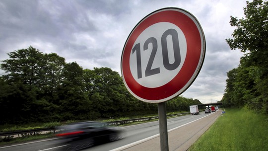 Motorista dirige a 320 km/h e é multado em mais R$ 5 mil na Alemanha - Um motorista foi flagrado dirigindo a mais de 320 km/h na Autobahn, a oeste de Berlim, na Alemanha. Ele recebeu uma multa de 900 euros (cerca de R$5.500), perdeu dois pontos na carteira de habilitação e foi proibido de dirigir por três meses.