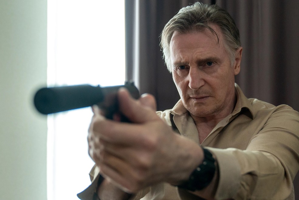 Em Assassino Sem Rastro, Alex Lewis (Liam Neeson) é um assassino experiente  com reputação de precisão discreta. Ele planeja se aposentar logo, mas  recebe, By Ponto TV Publicidade