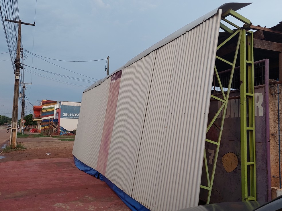 Telhado caiu devido aos fortes ventos em Guajará, RO — Foto: Késia Fernanda/Rede Amazônica