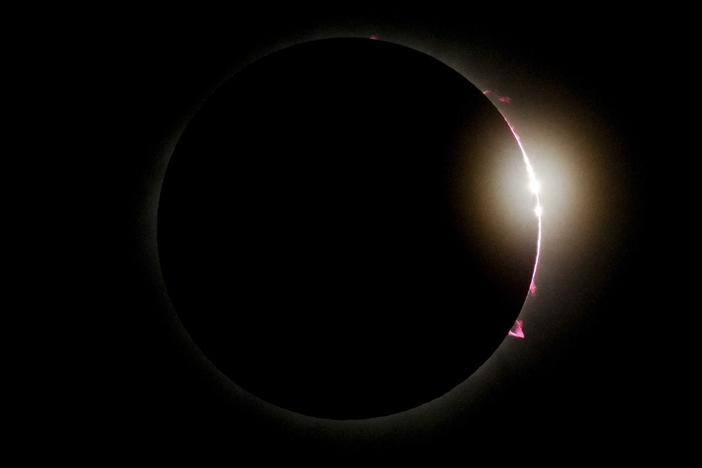 A lua cobre parcialmente o sol durante eclipse solar total no México — Foto: Fernando Llano/AP Photo