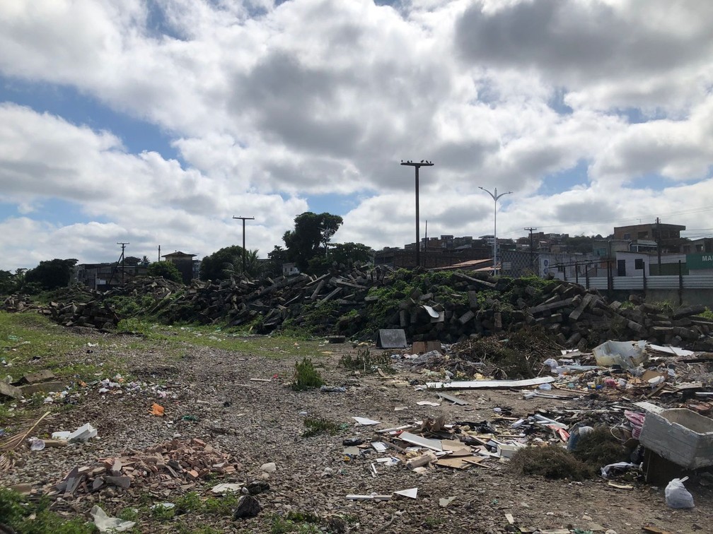 Lixo e entulho espalhado em Periperi, no subúrbio de Salvador — Foto: João Souza/g1 BA