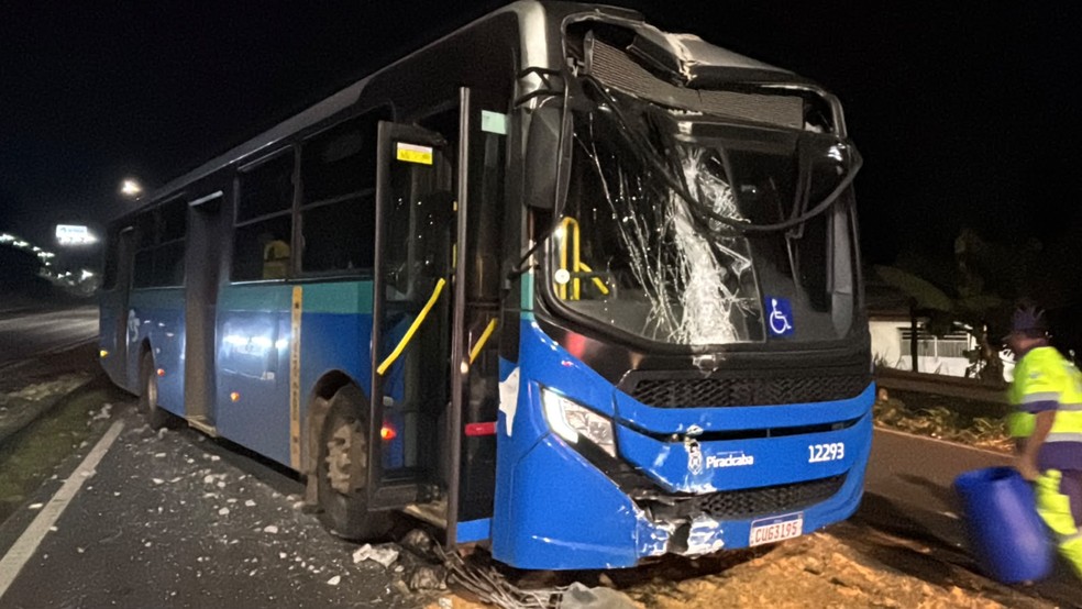 Ônibus do transporte público de Piracicaba bate contra poste na Rodovia Luiz de Queiroz — Foto: Edijan Del Santo/EPTV