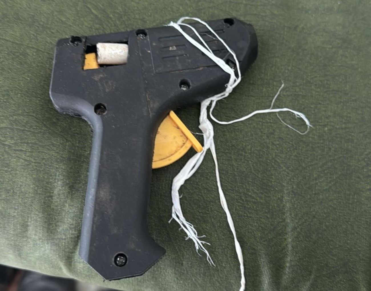 Homem usa pistola de cola quente para assaltar clínica de saúde em MG
