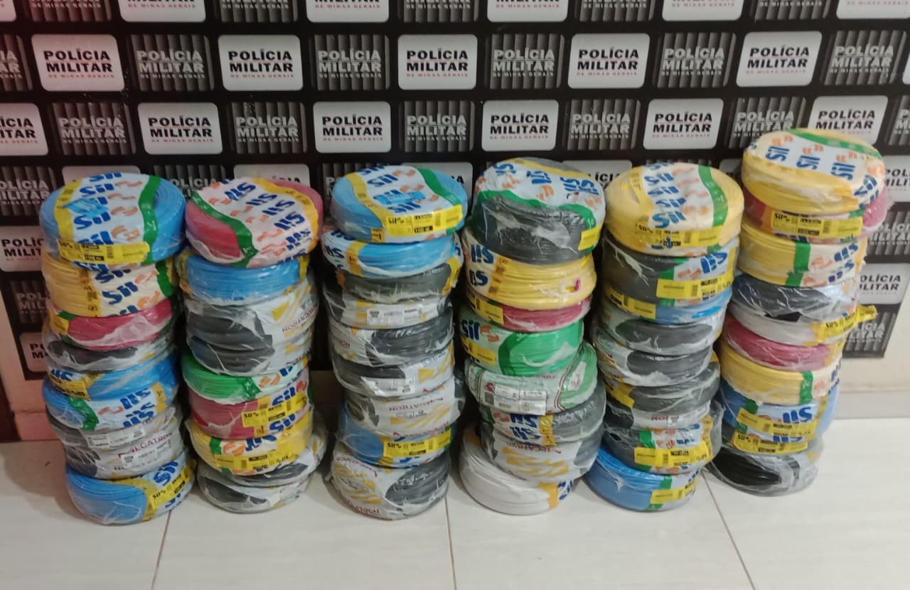 Casal suspeito de estelionato é preso com cabos elétricos e materiais de construção em Piedade de Caratinga