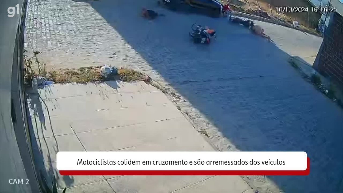 VÍDEO: motociclistas colidem em cruzamento de via pública em Santa Cruz do Capibaribe