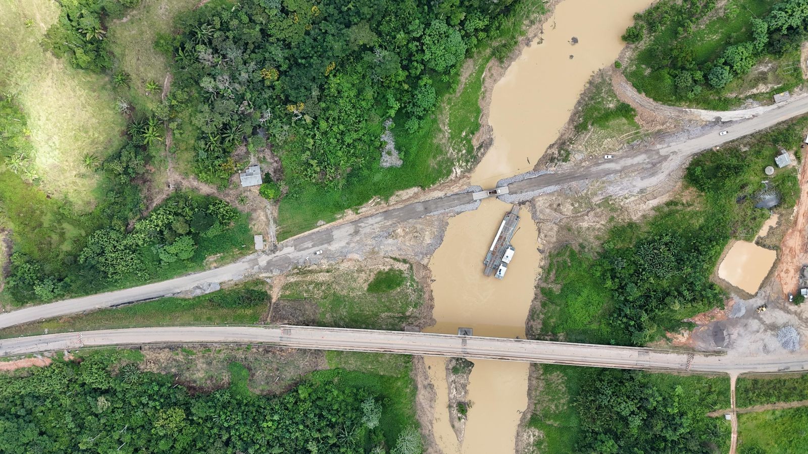 Ponte sobre o Rio Caeté no interior do Acre é interditada e pontilhão é colocado em desvio