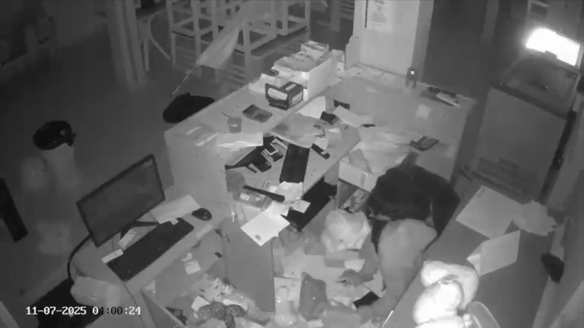 VÍDEO: homem é preso após invadir restaurante pelo telhado, tomar picolé e dormir perto do local no ES