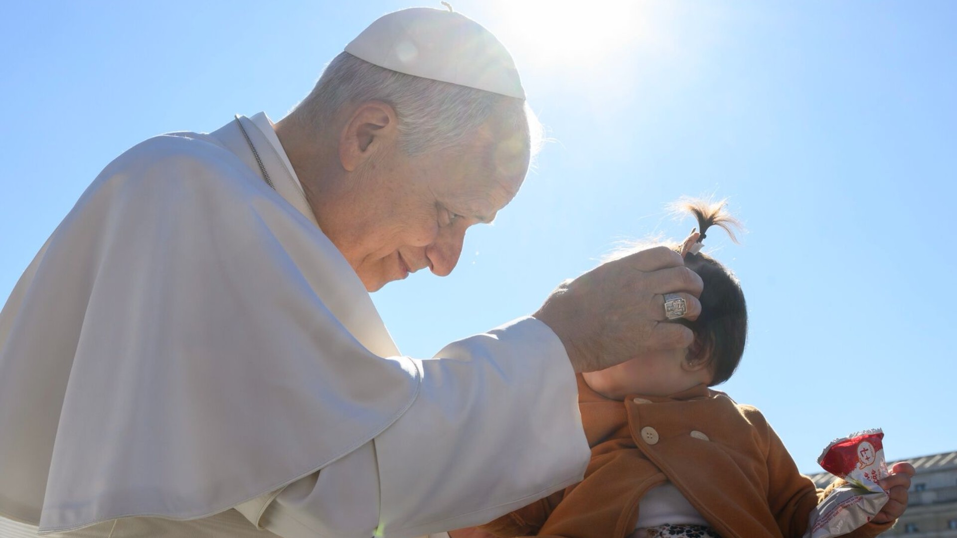 Papa Leão XIV abençoa bebê brasileiro dentro de papamóvel no Vaticano: ‘Momento único’, diz família