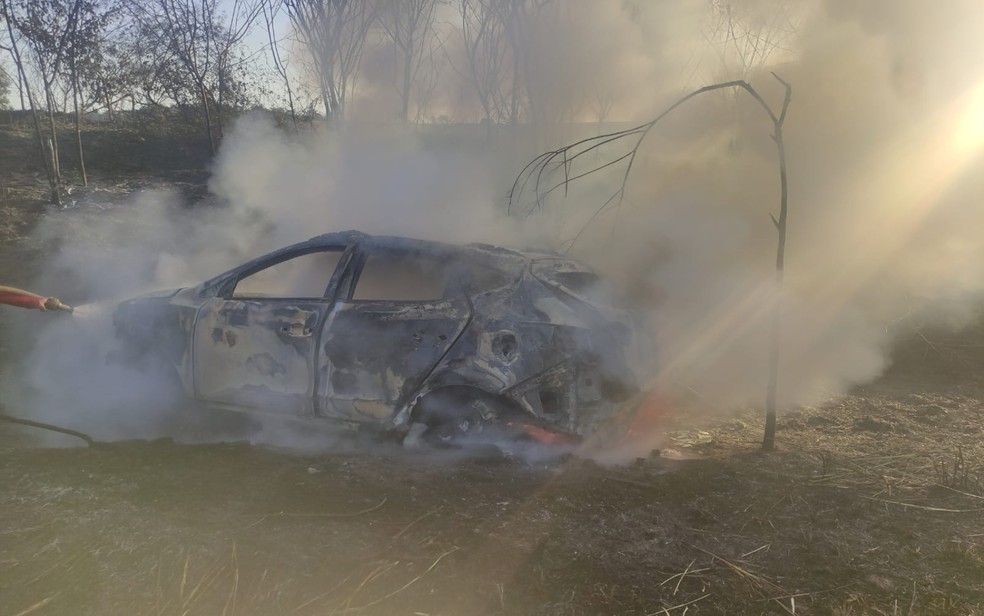 Acidente mata uma pessoa e deixa quatro da mesma famlia feridas aps carro bater em barranco e pegar fogo  Foto: Divulgao/PRF