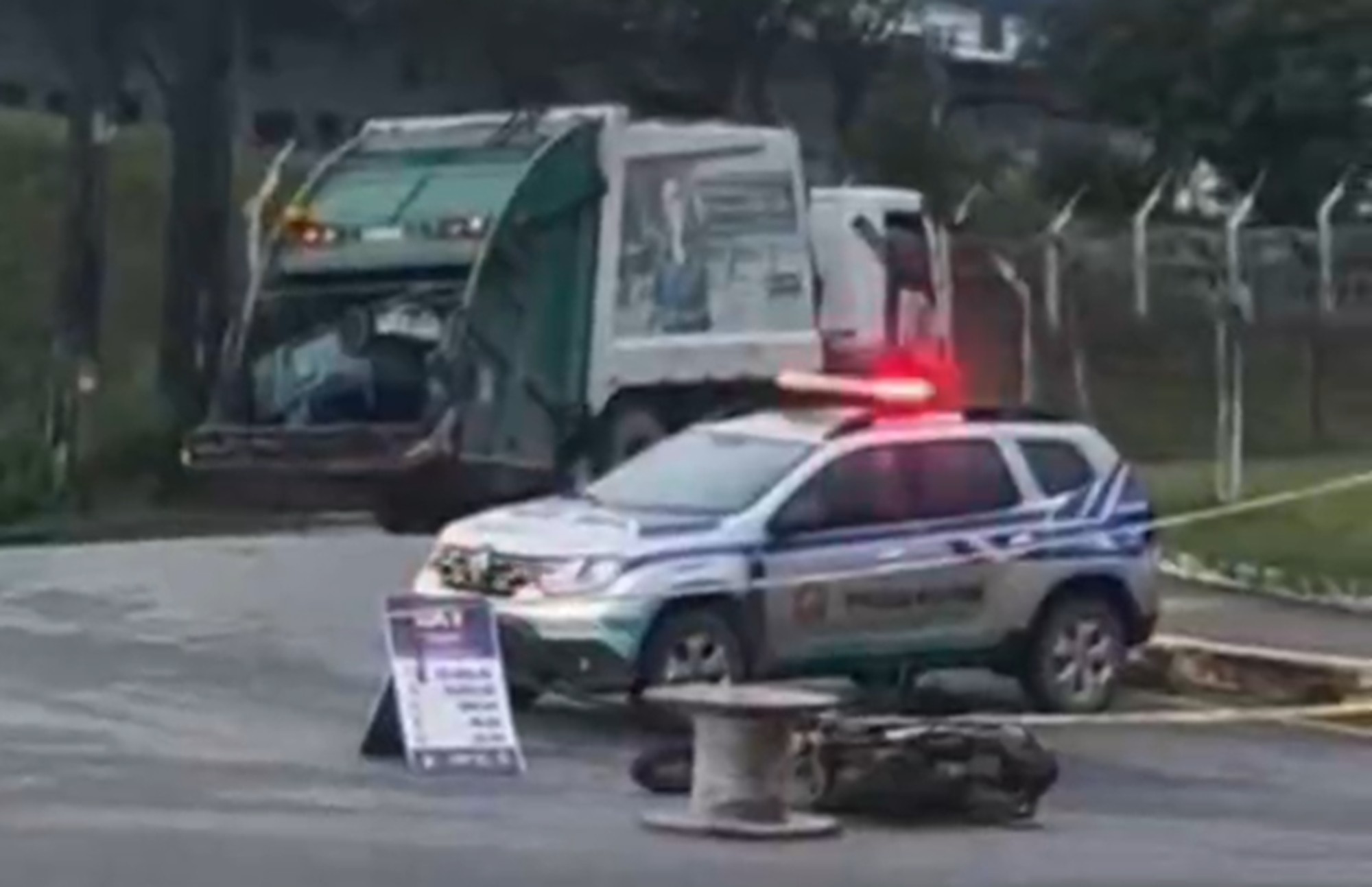 Suspeitos de assalto caem de moto durante perseguição policial e um deles morre, em Jaboatão