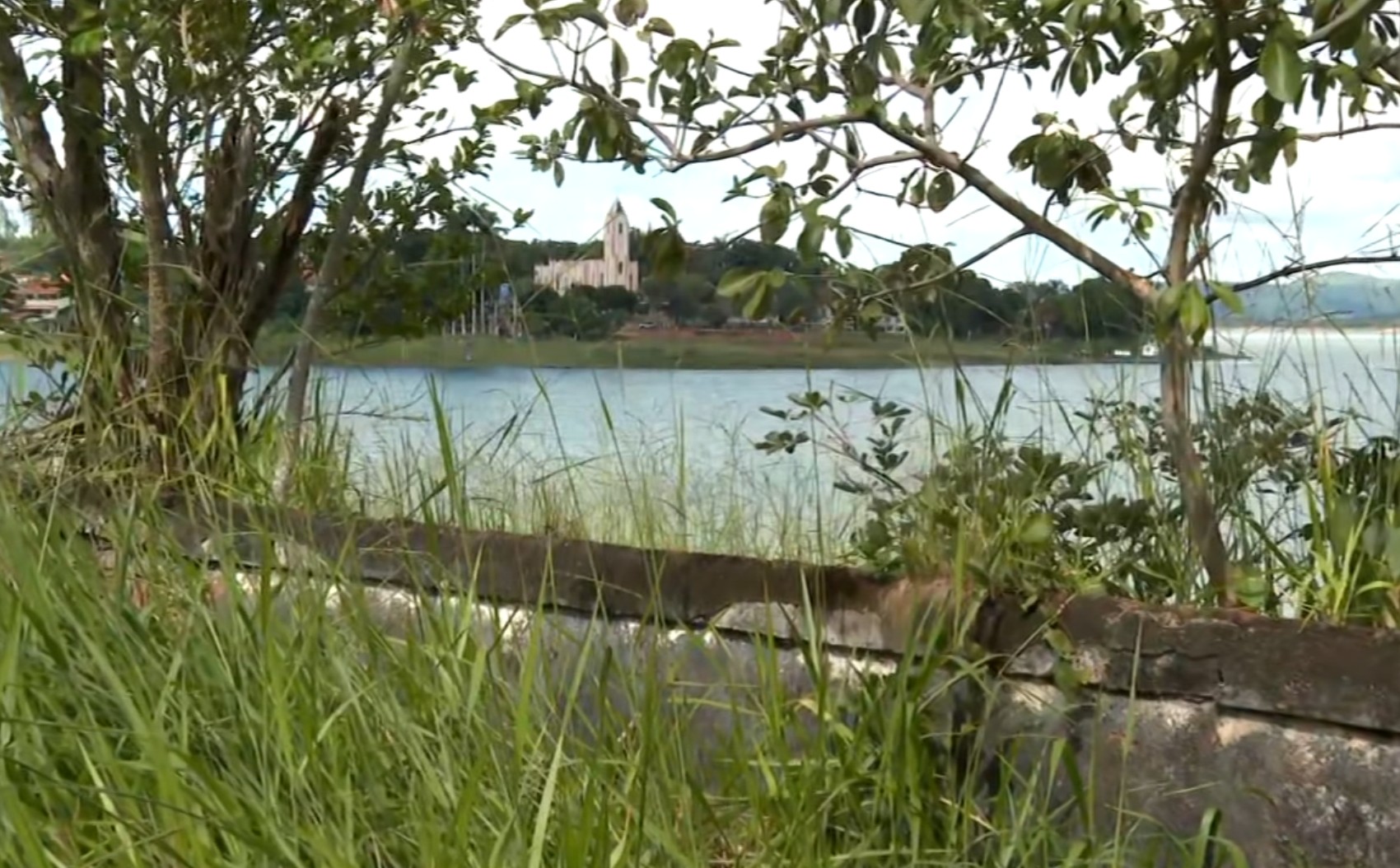 Distrito no Sul de MG guarda histórias submersas pelas águas de Furnas e cemitério acessível apenas de barco