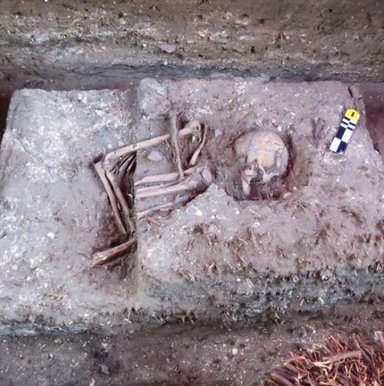 Esqueleto milenar encontrado durante pesquisa arqueológica, determinada pelo Iphan, em área de construção de condomínio. — Foto: Reprodução de W. Lage Arqueologia