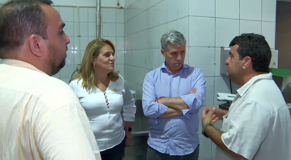 Produtores de leite da região de São João da Boa Vista entregam lista de reivindicações ao ministro Paulo Teixeira — Foto: Nilson Porcel/EPTV