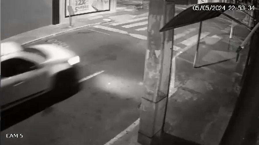 Câmera registra acidente que matou motociclista em cruzamento; VÍDEO