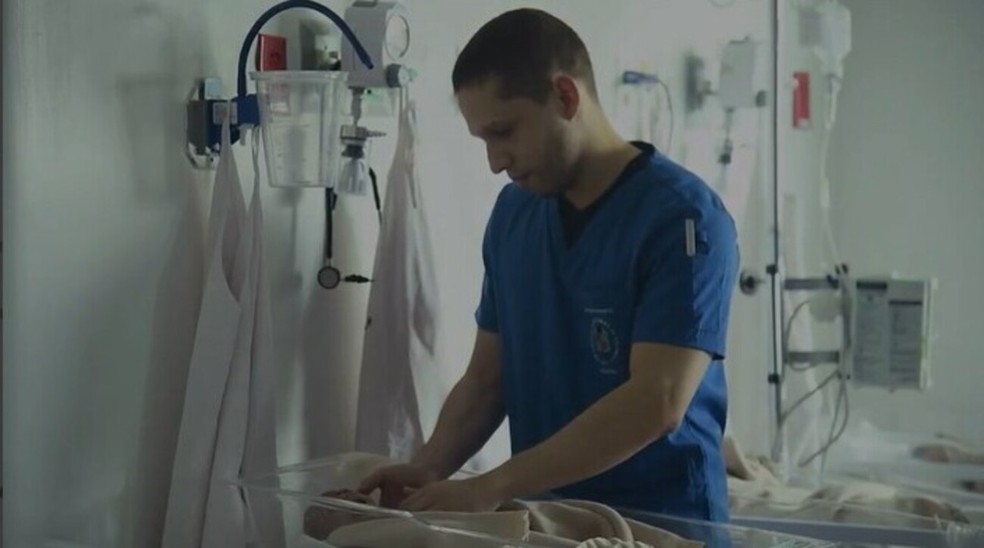 O médico que ajudou a salvar 10 recém-nascidos durante terremoto na Colômbia — Foto: Reprodução/TV Globo
