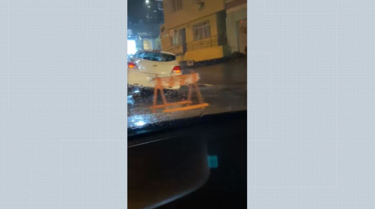 Asfalto cede na Avenida Independência e carro fica preso em Ribeirão Preto, SP 