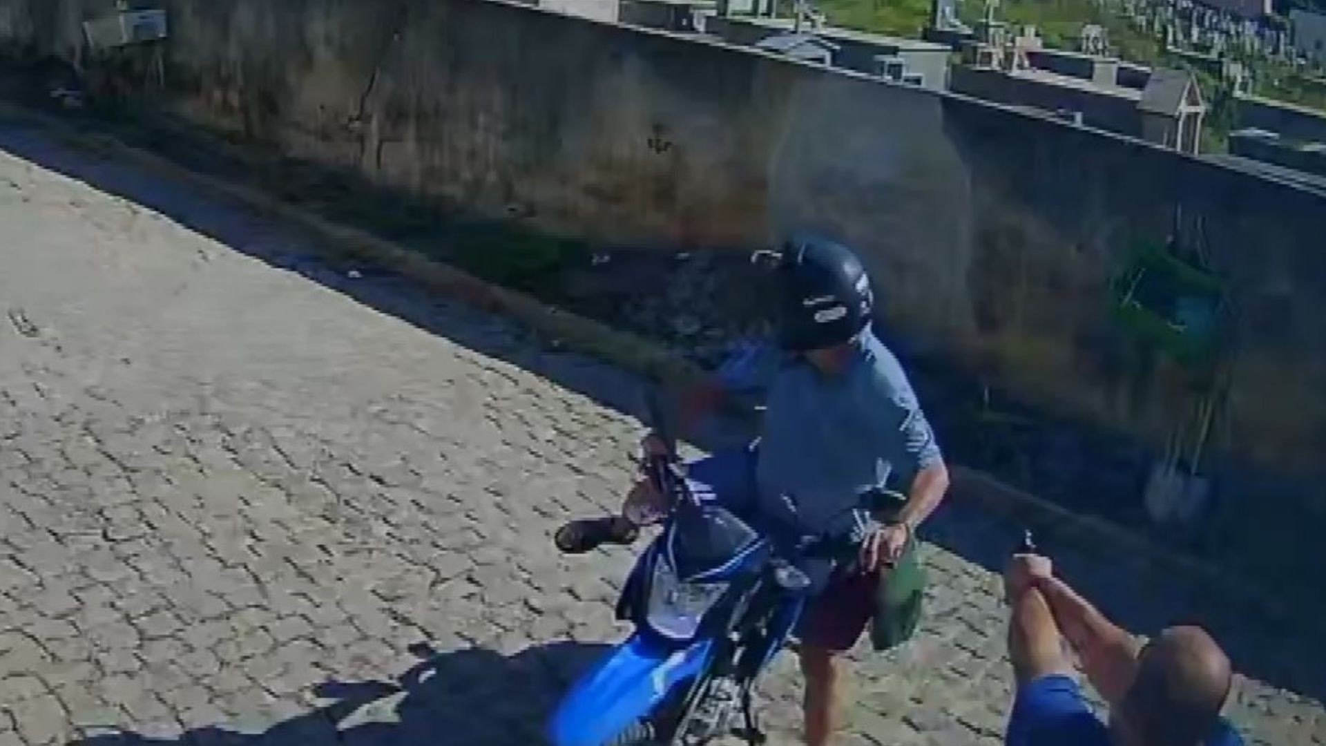 VÍDEO: Motociclista é baleado ao chegar em casa e suspeito foge após ataque no ES