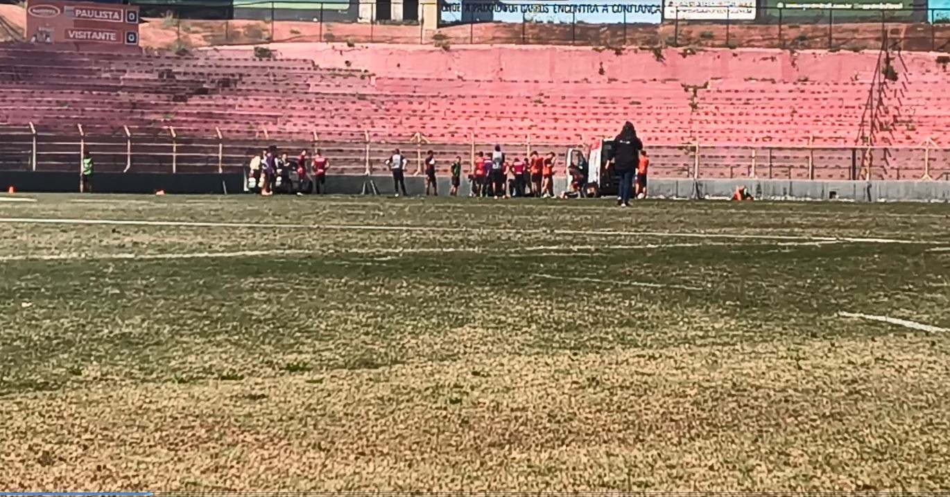 Jogador do Paulista de Jundiaí passa mal durante treino e é socorrido ainda no campo pelo Samu