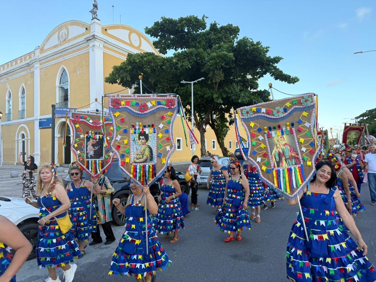 Desfile das Bandeiras abre festejos juninos e homenageia Santo Antônio, São João e São Pedro, no Recife