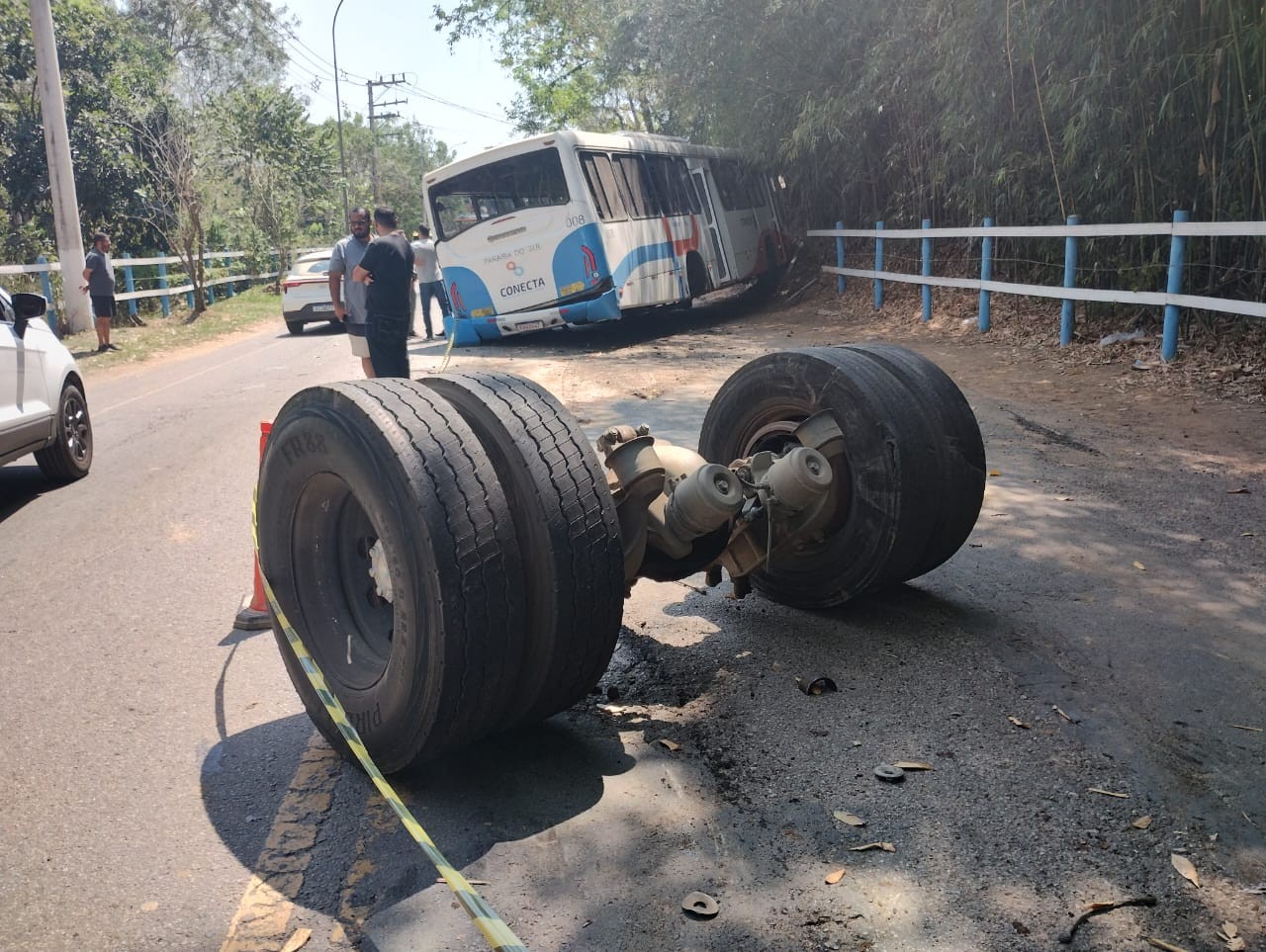 Ônibus em movimento perde rodas traseiras, bate em barranco e deixa 20 pessoas feridas