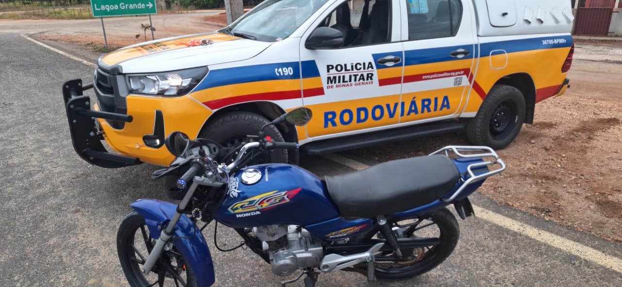 Condutor inabilitado que andava em moto com farol azul e escapamento barulhento é preso com drogas na LMG-626