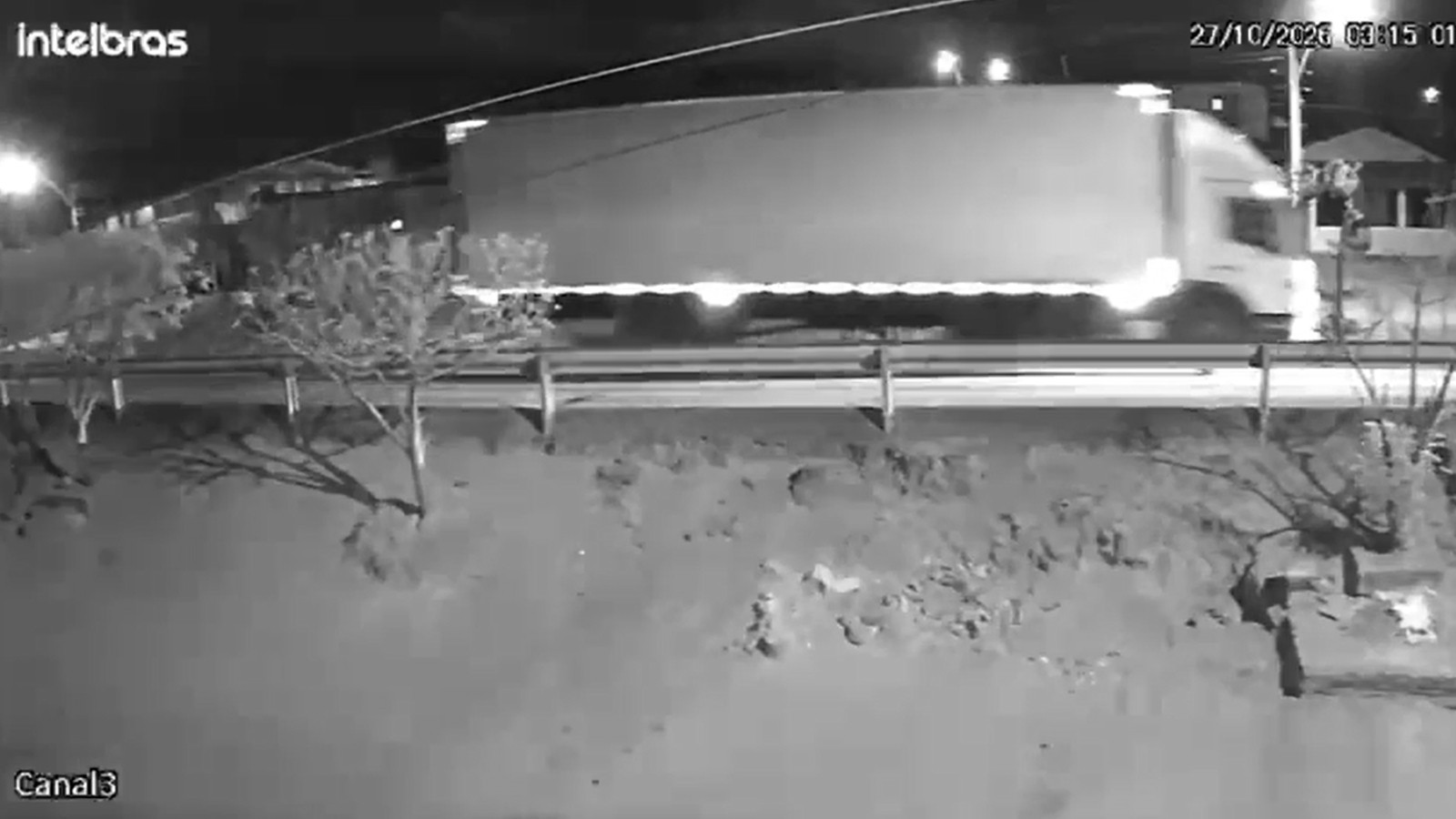 Colisão entre ambulância e caminhão deixa paciente de 68 anos morta no interior do Ceará