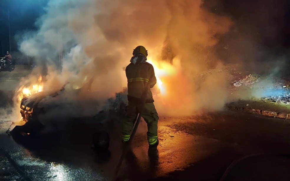 Seis pessoas são presas suspeitas de agredirem idoso e incendiarem carro após atropelamento de crianças em MG — Foto: Corpo de Bombeiros