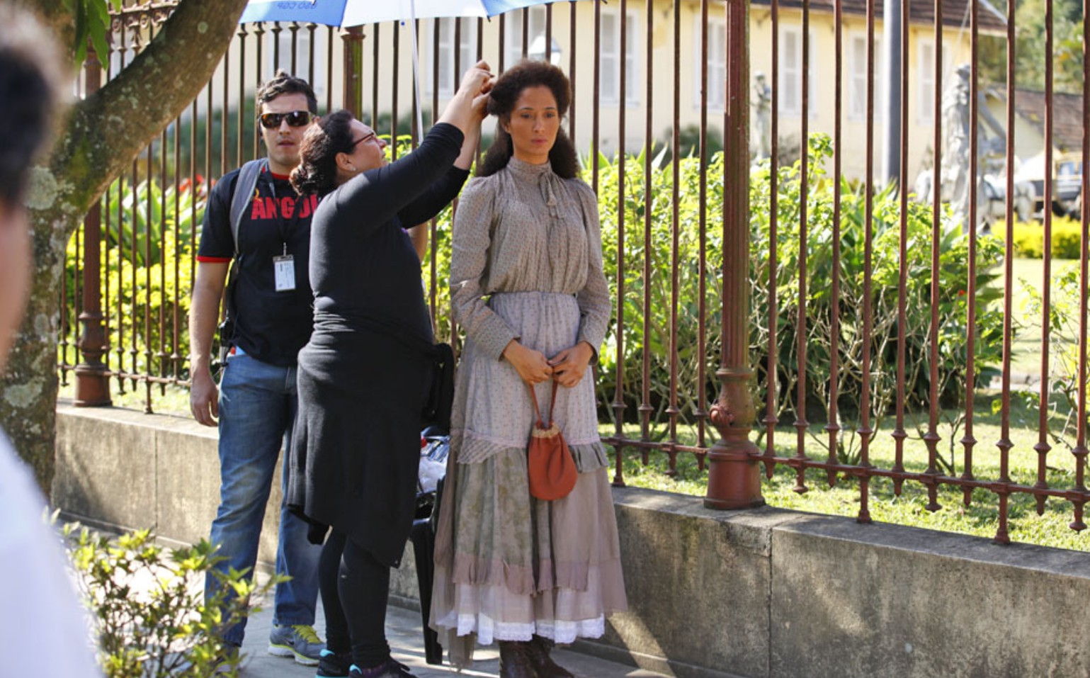 Em Petropolis, Camila Pitanga recebendo os retoques para segurar os apliques para viver Isabel — Foto: Acervo Globo