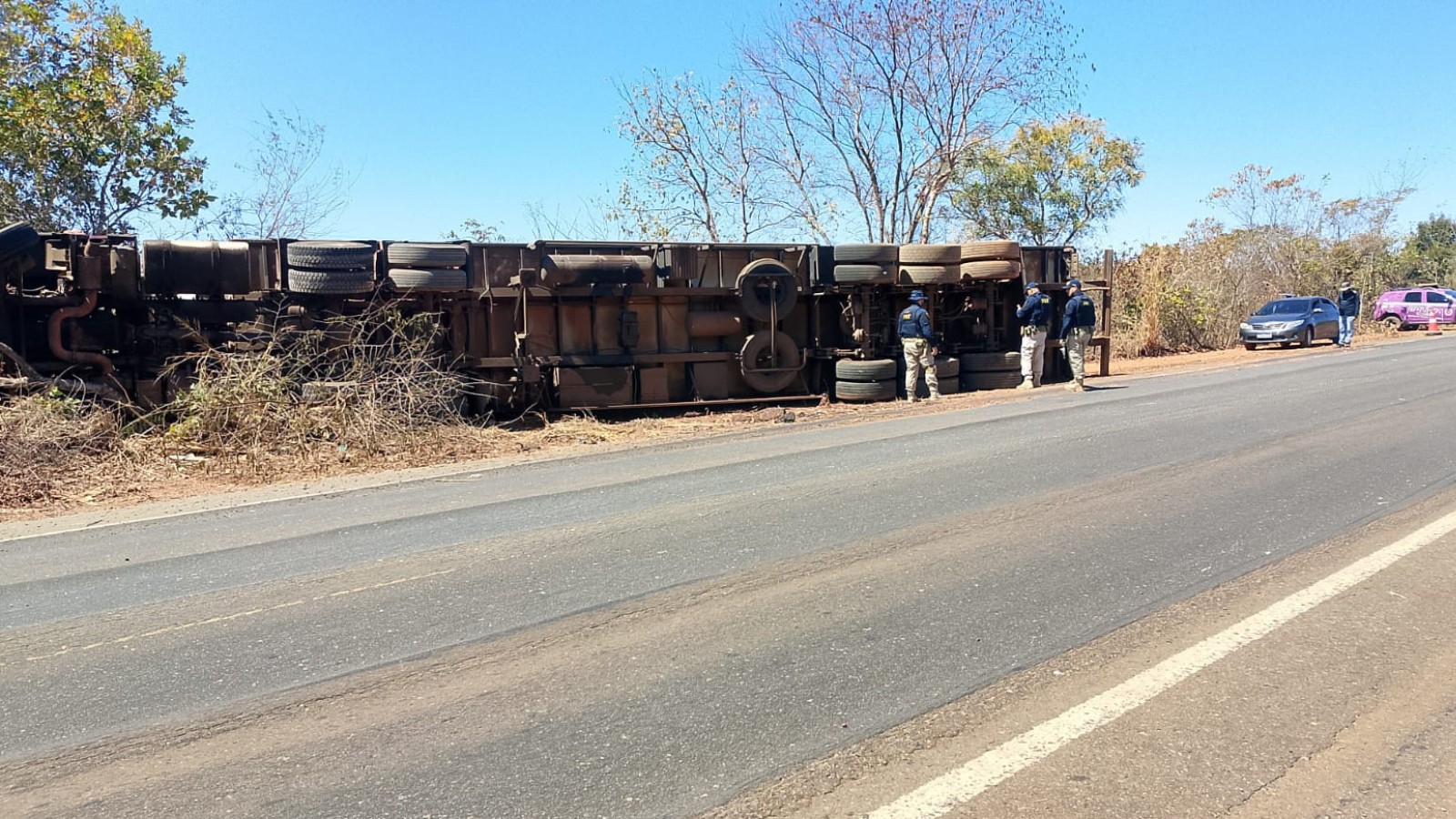 Motorista de 51 anos morre preso às ferragens após carreta tombar na BR-135, no Piauí