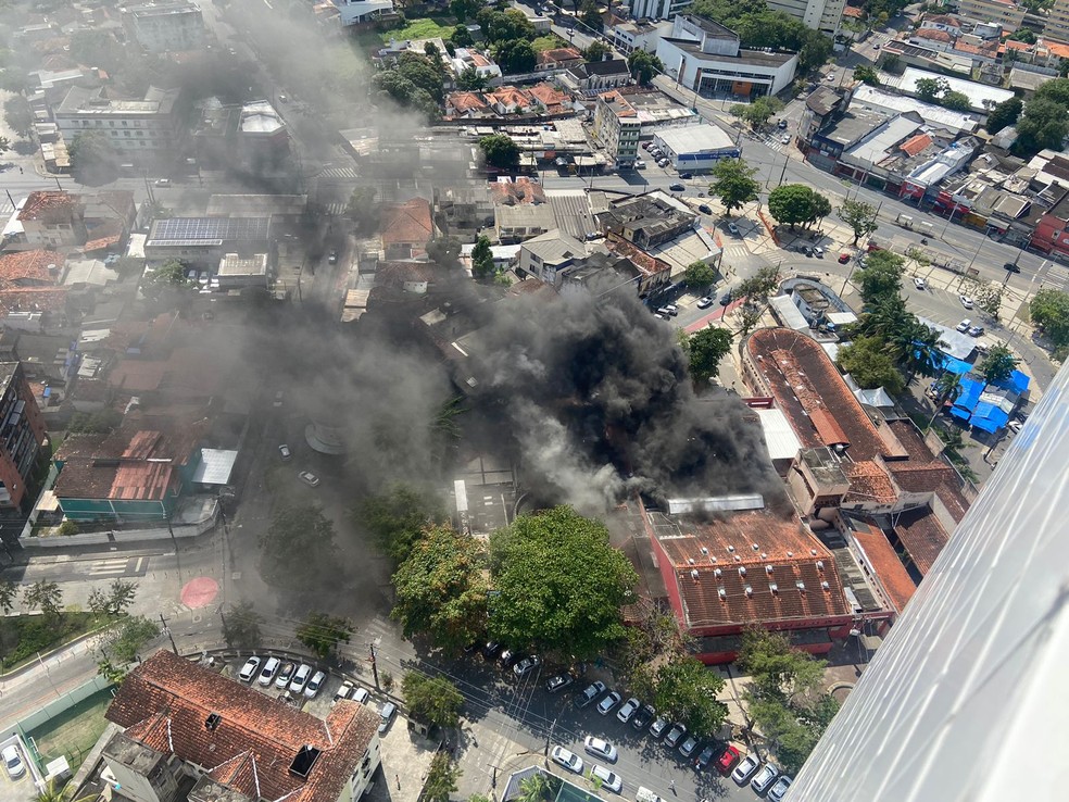 Fumaça se espalhou durante incêndio no Mercado da Encruzilhada, na Zona do Norte do Recife — Foto: Reprodução/WhatsApp