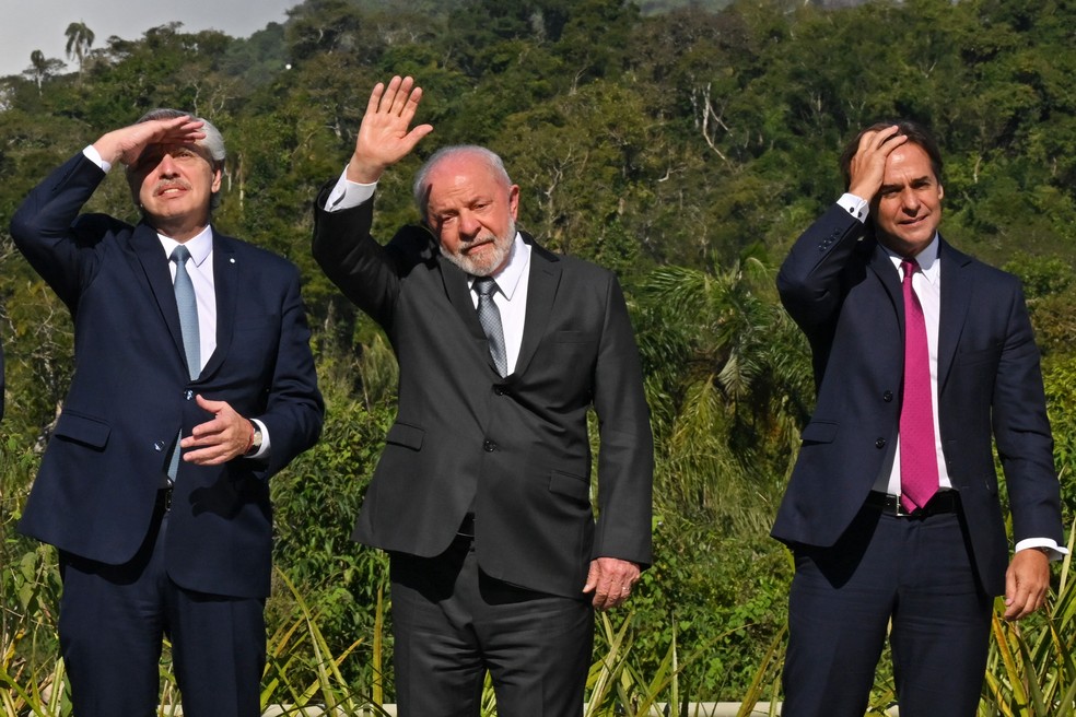 Alberto Fernández, Lula e Luis Lacalle Pou, em 4 de julho de 2023 — Foto: Nelson Almeida/AFP