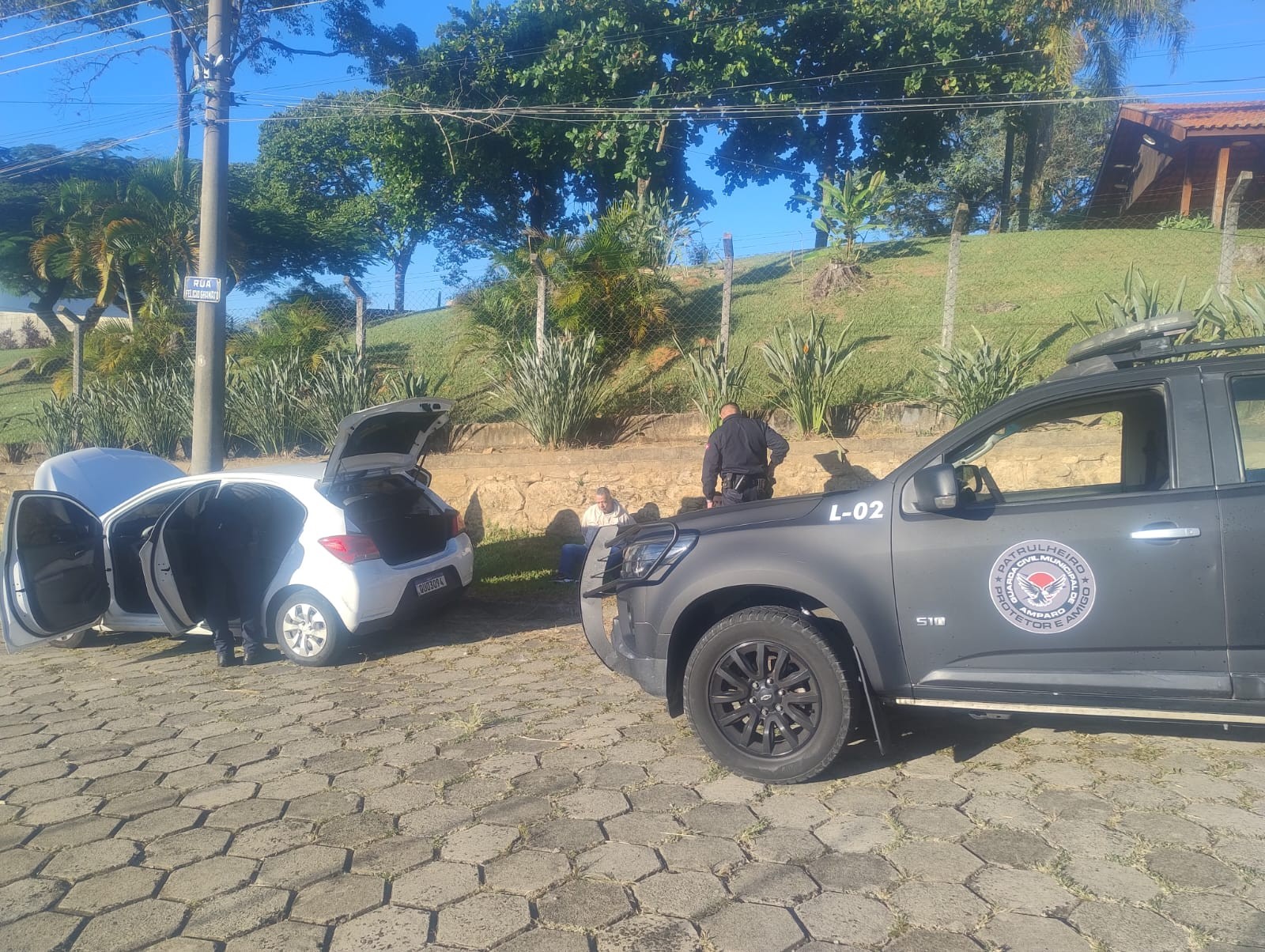 Quadrilha é presa após invadir casa e fazer três pessoas reféns em Amparo; um suspeito foi baleado 
