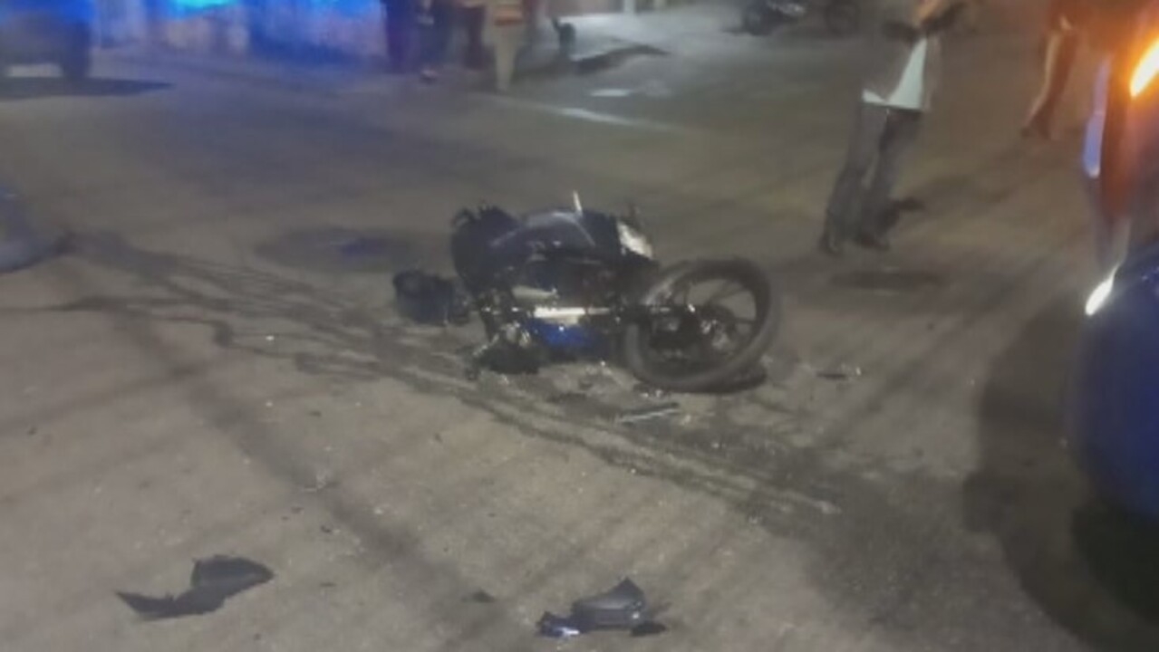 Motociclista morre ao empinar moto e bater contra ônibus em BH