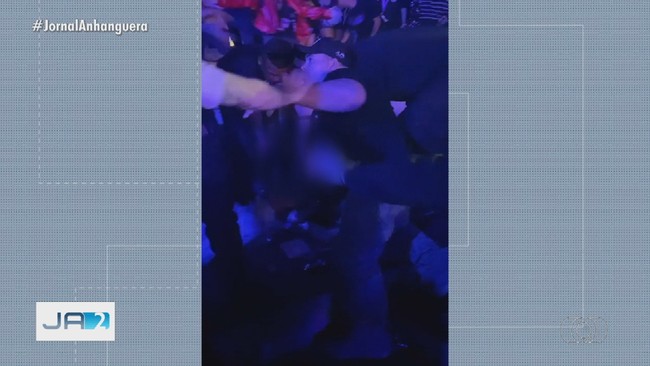 Segurana d vrios socos no rosto de jovem deitado no cho durante festival de rap no Es