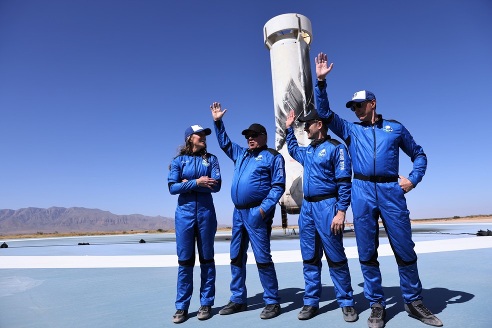 Tripulação da New Shepard, incluindo o 'Capitão Kirk', posa para fotos após voo da Blue Origin — Foto: Mike Blake/Reuters