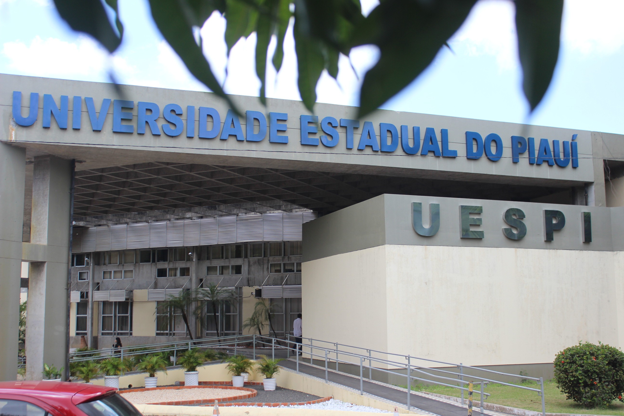 Justiça determina que Estado pare de cortar salários de professores da UESPI em licença para capacitação 