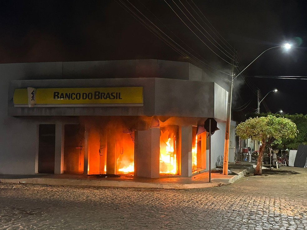 Incêndio aconteceu na noite de sexta-feira — Foto: Higor Moura