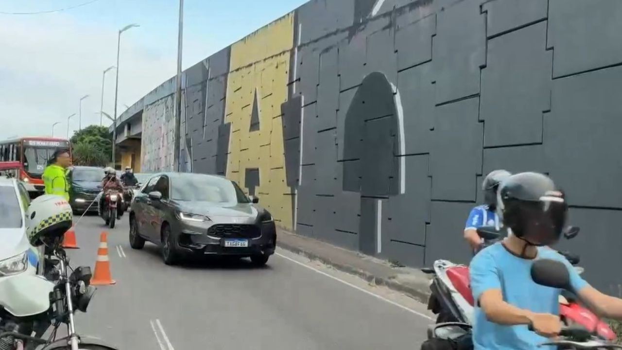 Motociclista morre após ser atropelado por carreta na Avenida Rodrigo Otávio, em Manaus
