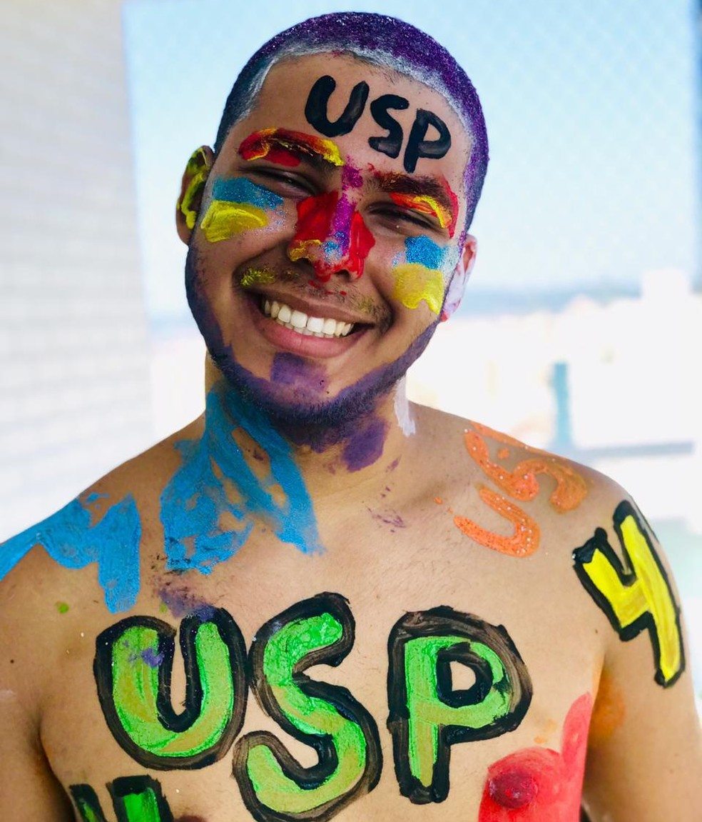 Jovem passa em medicina na USP após ficar seis meses estudando em banheiro  | G1