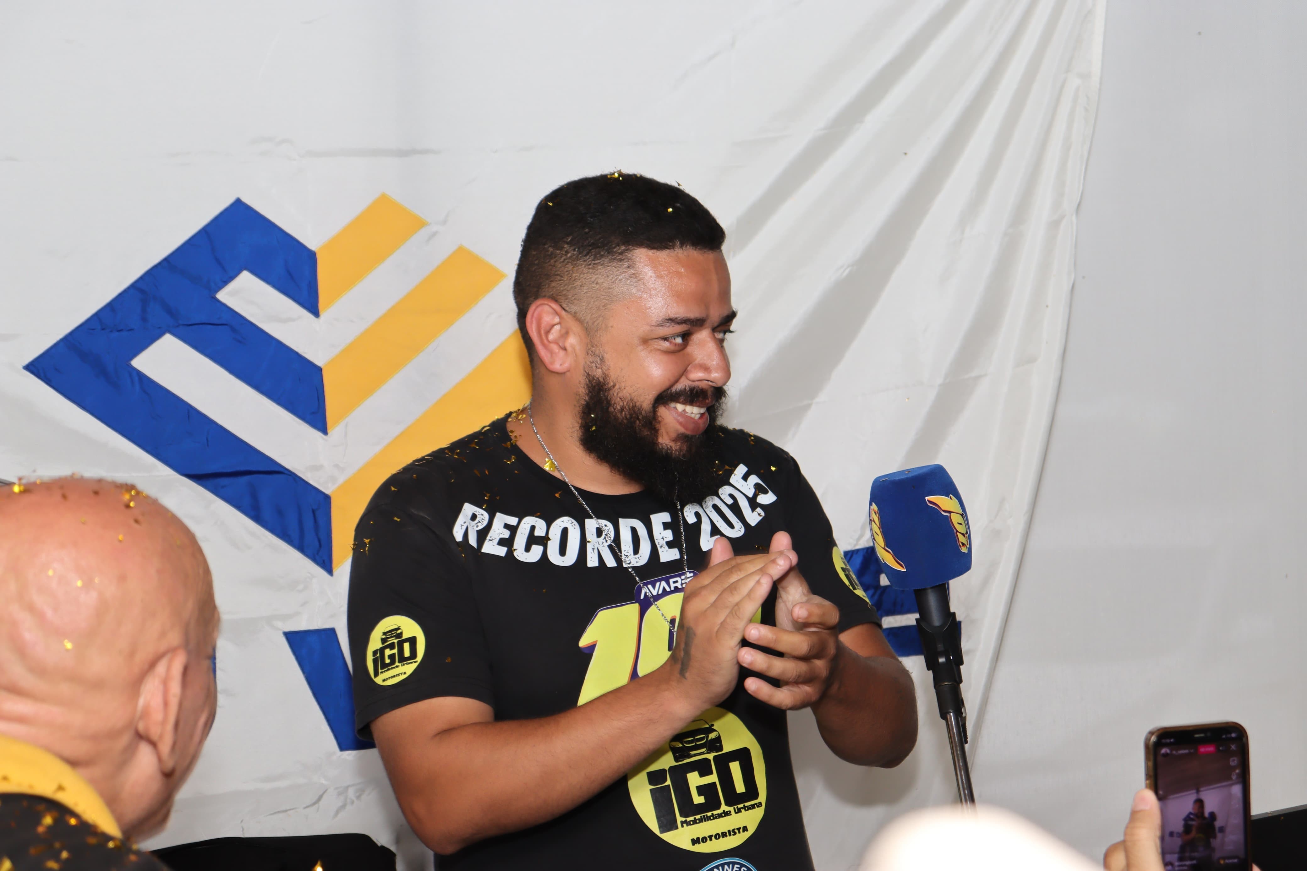 Radialista bate recorde e fica mais de 100 horas ao vivo em rádio de Avaré: 'Sonho realizado'